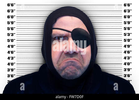 Porträt eines Mannes mit der Augenklappe auf Hintergrund mugshot Stockfoto