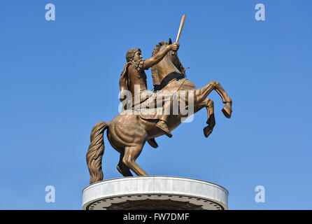 Bronze-Denkmal von Alexander dem großen in Skopje und klarer Himmel Stockfoto