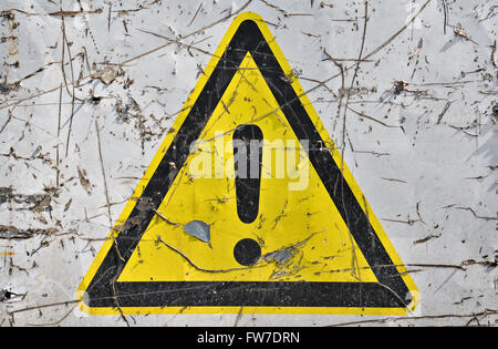 Nahaufnahme von Verkehrszeichen gelbes Dreieck mit Ausrufezeichen Stockfoto