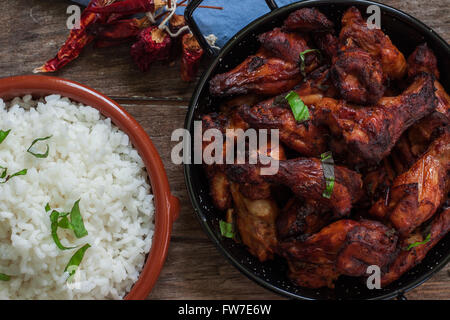 Knusprige Tandoori Chicken Drumsticks mit Mango-Chutney Stockfoto