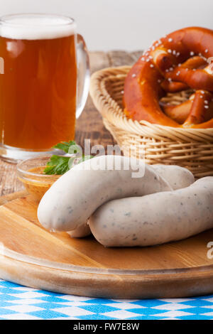 Bayerische Weißwürste mit Brezel Stockfoto