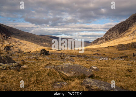 Das Ogwen-Tal im Snowdonia National Park mit den Glyderau-Bergen auf der rechten Seite und Carneddau Bereich auf der linken Seite. Stockfoto