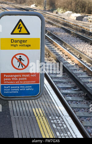 Gefahr hoher Spannung Warnschild neben Bahngleisen Stockfoto