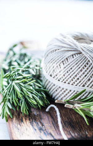 Frische Kräuter aus dem Garten-Vorbereitung für die traditionelle Erhaltung und Trocknung auf Holztisch Stockfoto
