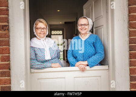 Kostümierte Führer sind lebendige Geschichte der Herrnhuter in Old Salem, Winston-Salem, North Carolina, USA. Stockfoto