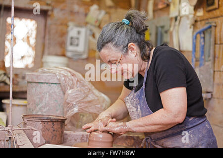 Potter Mary Farrell wirft auf dem Rad, Seagrove, North Carolina, USA. Stockfoto