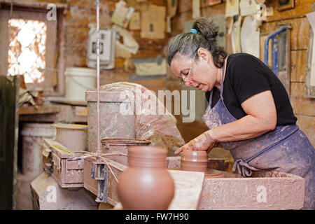 Potter Mary Farrell wirft auf dem Rad, Seagrove, North Carolina, USA. Stockfoto