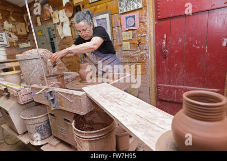 Potter Mary Farrell wirft auf dem Rad, Seagrove, North Carolina, USA. Stockfoto