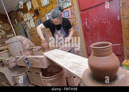 Potter Mary Farrell wirft auf dem Rad, Seagrove, North Carolina, USA. Stockfoto