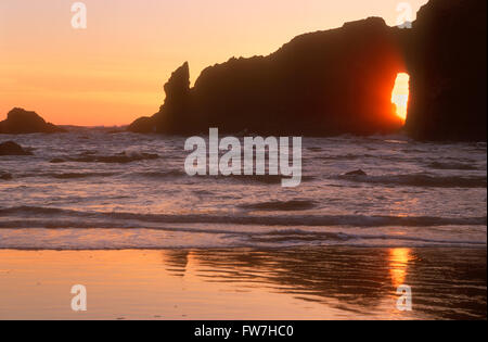 Sonnenstrahlen, die durch eine Seastack am zweiten Strand, Olympic Nationalpark, Washington, Vereinigte Staaten von Amerika Stockfoto