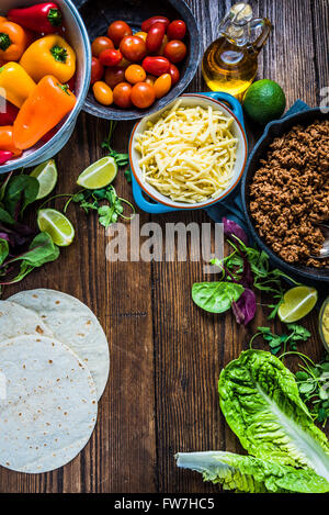 Authentische mexikanische Tortillas Zutaten auf den Tisch. Blick von oben, Raum für Rezept. Stockfoto