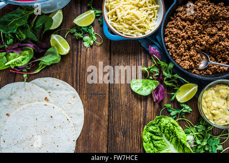 Authentische mexikanische Tortillas Zutaten auf den Tisch. Blick von oben, Raum für Rezept. Stockfoto