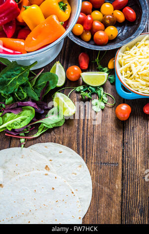 Authentische mexikanische Tortillas Zutaten auf den Tisch. Blick von oben, Raum für Rezept. Stockfoto