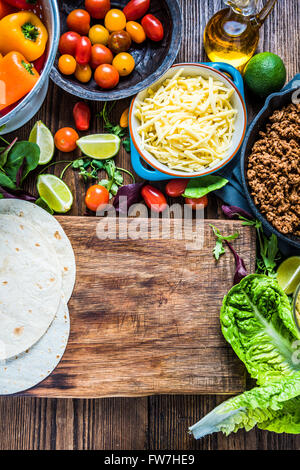 "Mexikanischen Straße" einfache Suppen, Tortillas mit Hackfleisch und Guacamole. Stockfoto