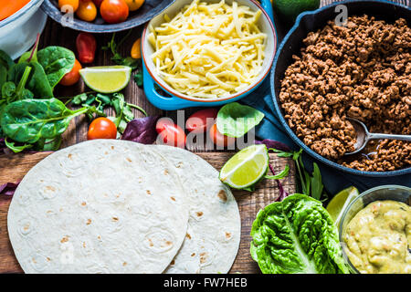 Traditionelle mexikanische Tortillas oder Fajita Rezept mit Zutaten auf Holztisch von oben. Stockfoto