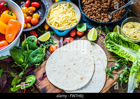 Traditionelle mexikanische Tortillas oder Fajita Rezept mit Zutaten auf Holztisch von oben. Stockfoto