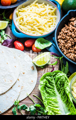 Traditionelle mexikanische Tortillas oder Fajita Rezept mit Zutaten auf Holztisch von oben. Stockfoto