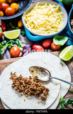 Traditionelle mexikanische Tortillas oder Fajita Rezept mit Zutaten auf Holztisch von oben. Stockfoto