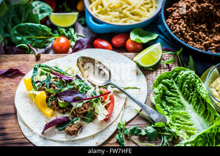 Traditionelle mexikanische Tortillas oder Fajita Rezept mit Zutaten auf Holztisch von oben. Stockfoto