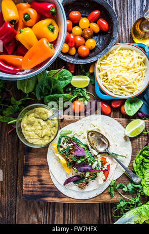 Traditionelle mexikanische Fajitas oder Tortillas machen auf Holztisch, einfache Suppen. Draufsicht. Stockfoto