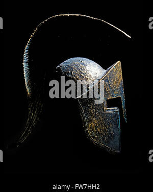 Antike griechische Sparta Typ Helm in Low Key Stockfoto