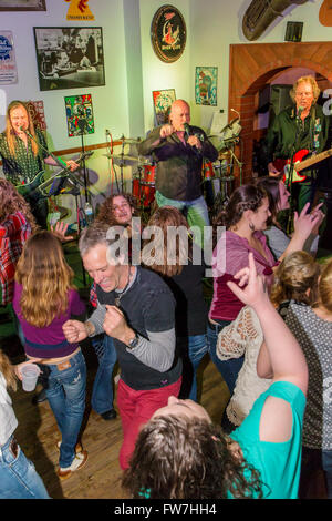 Die Rock & Roll Band Hairesday spielt Musik in der historischen Victorian Tavern in Salida, Colorado, USA Stockfoto