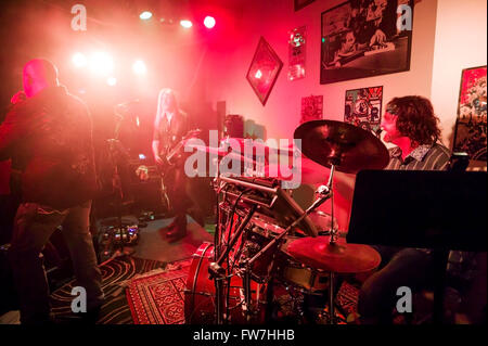 & Rock'n'Roll band Hairitage Wiedergabe von Musik in der Stockfoto