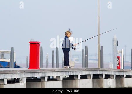 Venedig, Italien - 6. Oktober 2012: Kleiner Junge mit einer Angelrute fängt einen Fisch Stockfoto