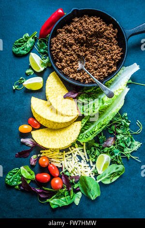 Authentische mexikanische Tacos Zutaten, overhead auf dunklen Schiefer. Stockfoto
