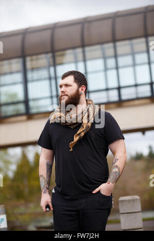 EUGENE, OR - 20. März 2016: Städtebauliches Portrait eines bärtigen Hipster-Menschen mit Tattoos. Stockfoto