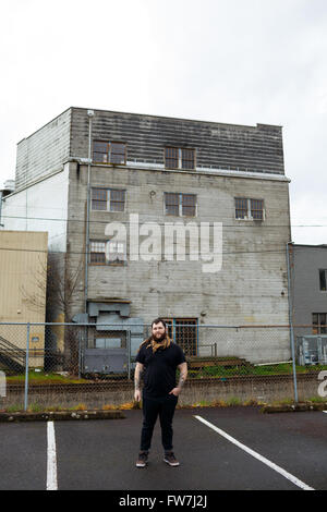 EUGENE, OR - 20. März 2016: Städtebauliches Portrait eines bärtigen Hipster-Menschen mit Tattoos. Stockfoto