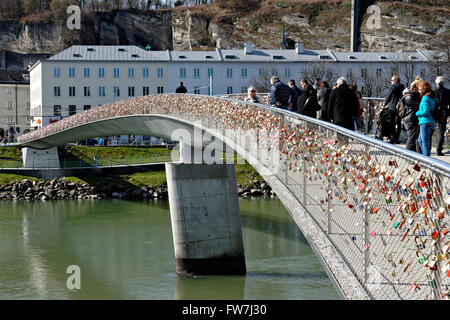 Liebesschlösser am Makartsteg Brücke, Salzburg, Österreich, Europa Stockfoto