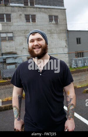 EUGENE, OR - 20. März 2016: Städtebauliches Portrait eines bärtigen Hipster-Menschen mit Tattoos. Stockfoto