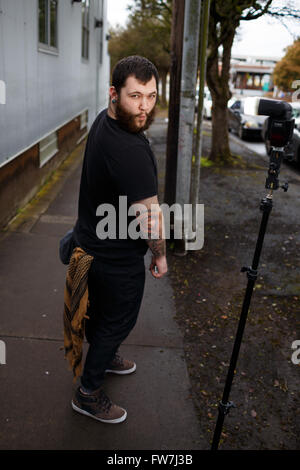 EUGENE, OR - 20. März 2016: Städtebauliches Portrait eines bärtigen Hipster-Menschen mit Tattoos. Stockfoto