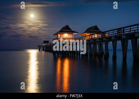 Vollmond-Einstellung über Naples Pier, Naples, Florida, USA Stockfoto