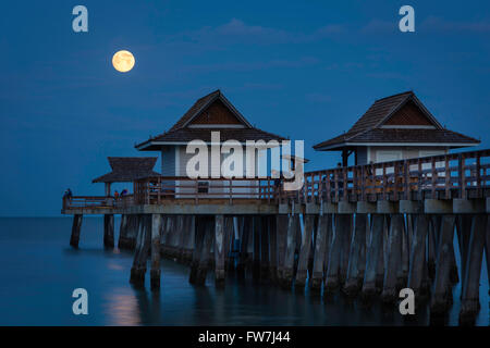 Vollmond-Einstellung über Naples Pier, Naples, Florida, USA Stockfoto