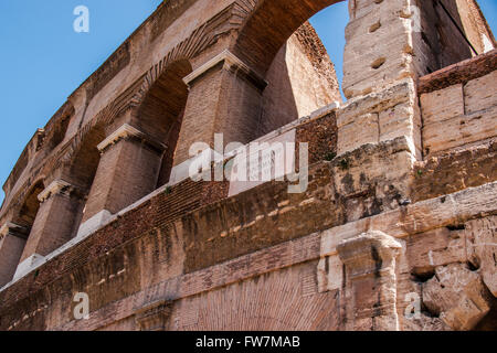 Teil der Außenwand des Roman Colosseum Stockfoto