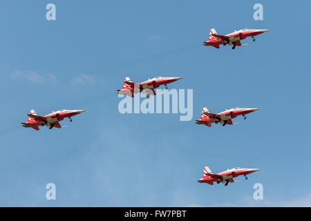 Patrouille Suisse, das Bildung Kunstflug Display Team der Schweizer Luftwaffe Northrop F-5E Tiger II Jet-Flugzeug zu fliegen. Stockfoto