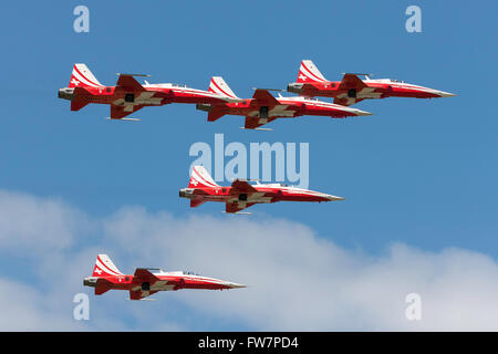 Patrouille Suisse, das Bildung Kunstflug Display Team der Schweizer Luftwaffe Northrop F-5E Tiger II Jet-Flugzeug zu fliegen. Stockfoto