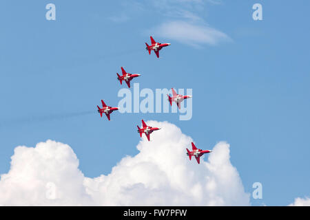 Patrouille Suisse, das Bildung Kunstflug Display Team der Schweizer Luftwaffe Northrop F-5E Tiger II Jet-Flugzeug zu fliegen. Stockfoto