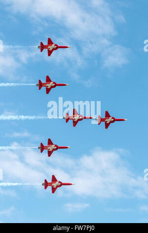 Patrouille Suisse, das Bildung Kunstflug Display Team der Schweizer Luftwaffe Northrop F-5E Tiger II Jet-Flugzeug zu fliegen. Stockfoto