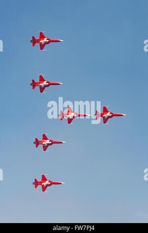 Patrouille Suisse, das Bildung Kunstflug Display Team der Schweizer Luftwaffe Northrop F-5E Tiger II Jet-Flugzeug zu fliegen. Stockfoto