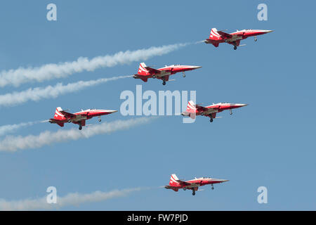 Patrouille Suisse, das Bildung Kunstflug Display Team der Schweizer Luftwaffe Northrop F-5E Tiger II Jet-Flugzeug zu fliegen. Stockfoto