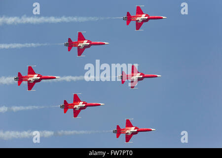 Patrouille Suisse, das Bildung Kunstflug Display Team der Schweizer Luftwaffe Northrop F-5E Tiger II Jet-Flugzeug zu fliegen. Stockfoto