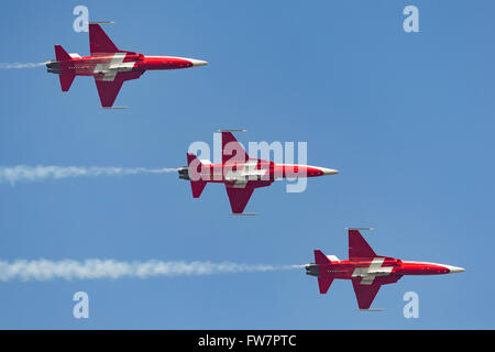 Patrouille Suisse, das Bildung Kunstflug Display Team der Schweizer Luftwaffe Northrop F-5E Tiger II Jet-Flugzeug zu fliegen. Stockfoto