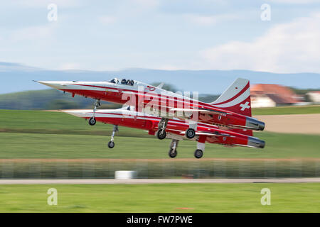 Patrouille Suisse, die Bildung Kunstflug Display Team der Schweizer Luftwaffe ihre Northrop f-5 Tiger II Jet-Flugzeug zu fliegen. Stockfoto
