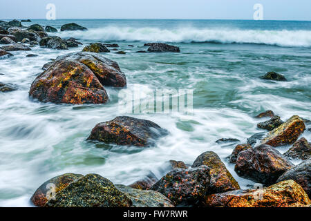 Am Abend schlagen die Wellen am Strand, sehr schön Stockfoto