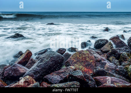 Am Abend schlagen die Wellen am Strand, sehr schön Stockfoto