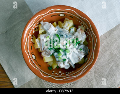 Estnische Silgu Kartulisalat. Salat von Hering, Kartoffeln mit saurer CreamBaltic Küche Stockfoto