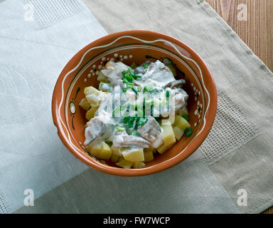 Estnische Silgu Kartulisalat. Salat von Hering, Kartoffeln mit saurer CreamBaltic Küche Stockfoto